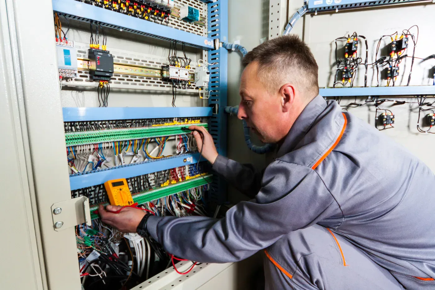 Électricien contrôlant un différentiel au tableau dans l'Essonne
